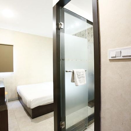 Hotel Reddoorz @ Gajah Mada Jakarta Exterior foto