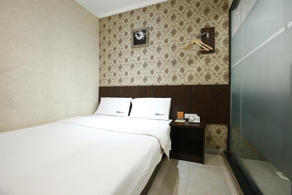 Hotel Reddoorz @ Gajah Mada Jakarta Exterior foto