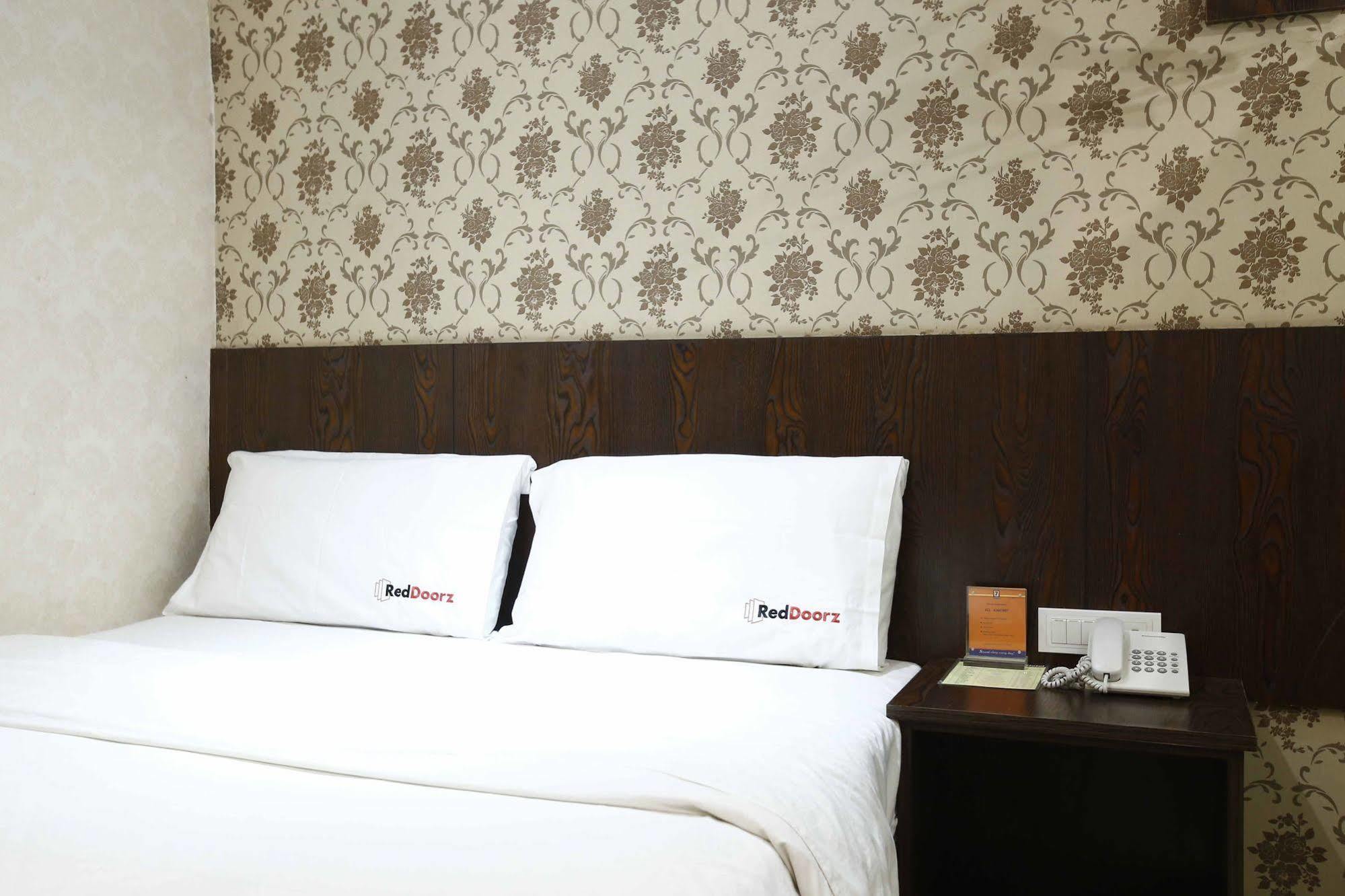 Hotel Reddoorz @ Gajah Mada Jakarta Exterior foto