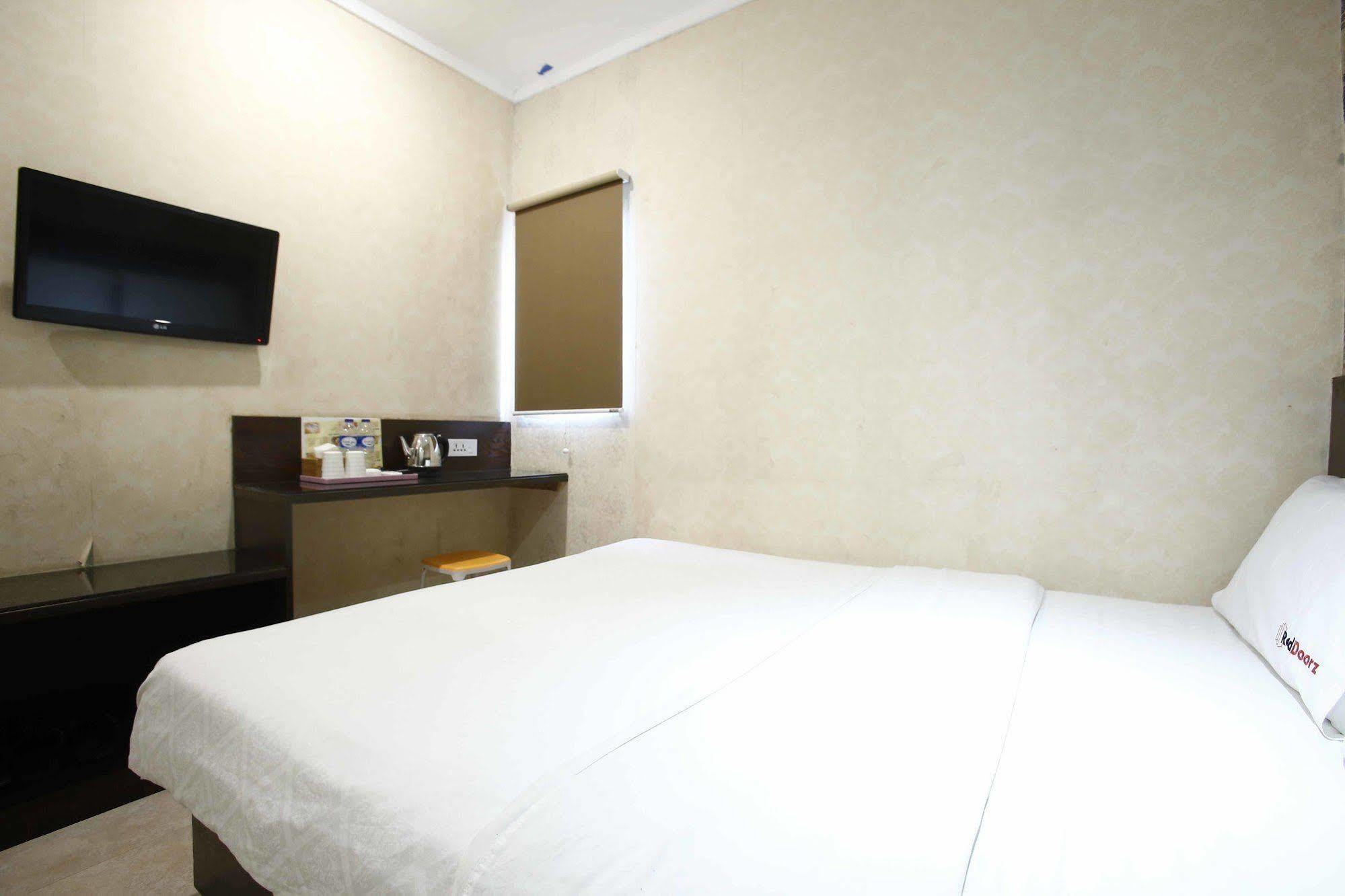 Hotel Reddoorz @ Gajah Mada Jakarta Exterior foto