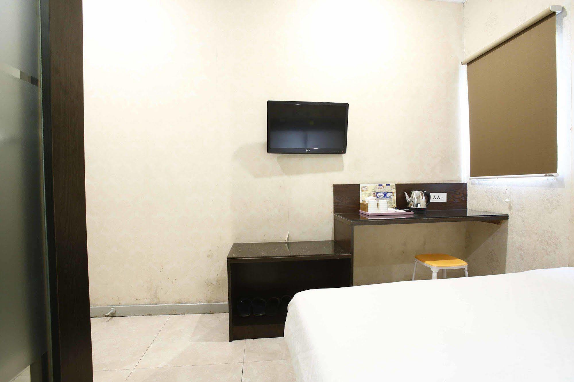 Hotel Reddoorz @ Gajah Mada Jakarta Exterior foto