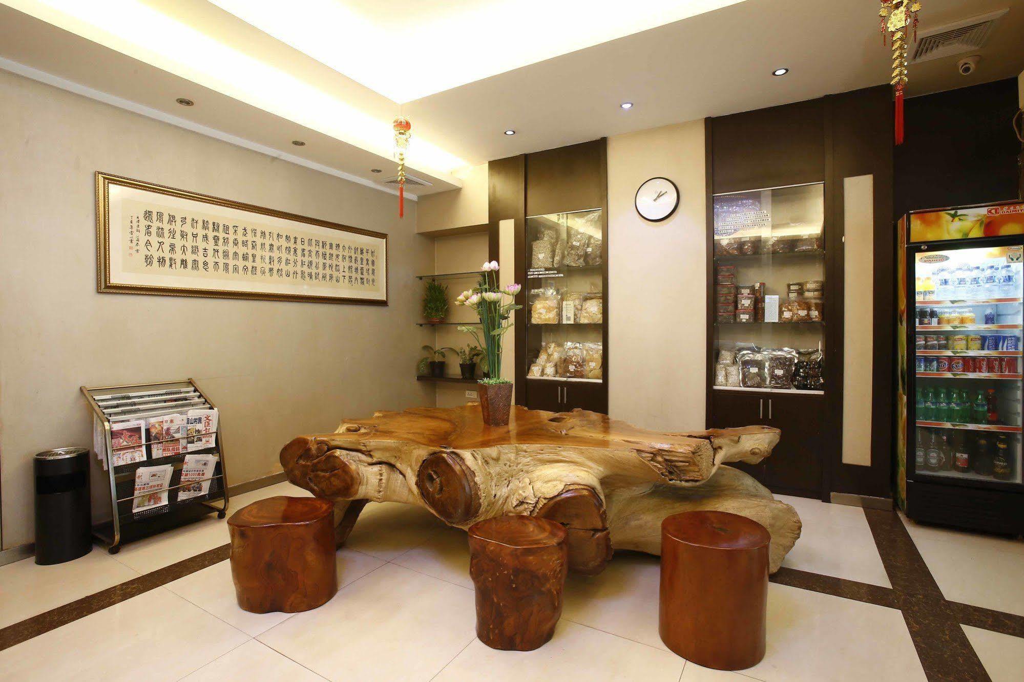 Hotel Reddoorz @ Gajah Mada Jakarta Exterior foto