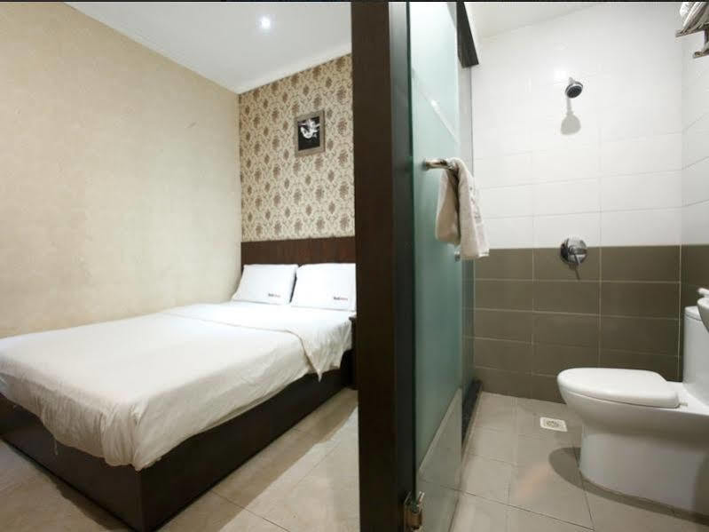 Hotel Reddoorz @ Gajah Mada Jakarta Exterior foto